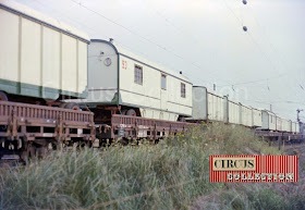 les wagons de la Deutsch Bahn chargé des roulottes du cirque Carl Althoff