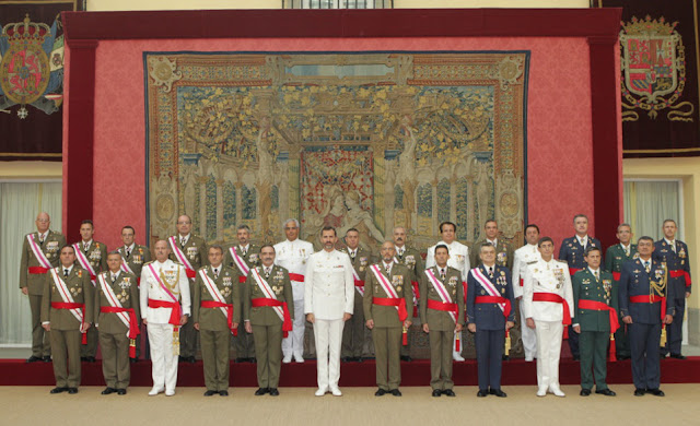 S.A.R. el Príncipe de Asturias recibe en audiencia a un grupo de generales de brigada/contralmirantes y otro de coroneles/capitanes de navío.