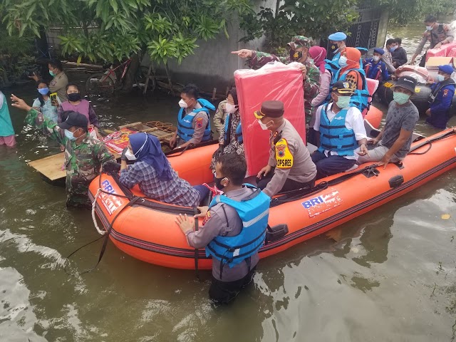 Mensos Sambangi Korban Banjir Di Demak Didampingi Dandim dan Kapolres Demak