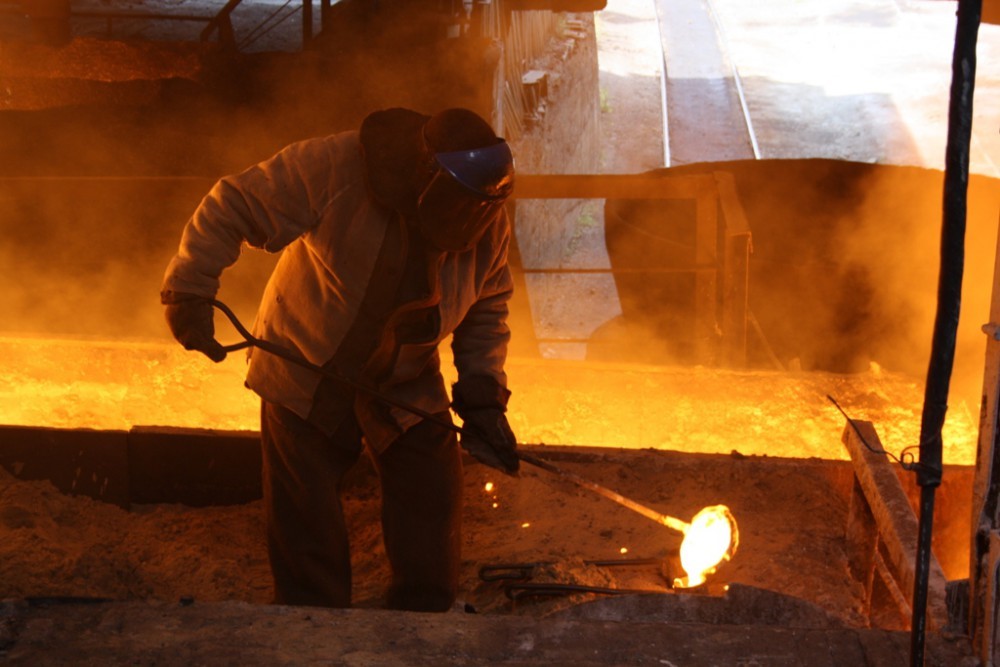 профессия горновой доменной печи. кочегар профессия. печи на рабочий. печи на рабочий. пламя в печи.