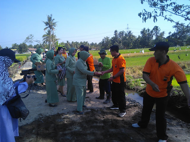 Lihat !!! Aksi Persit KCK Cab XLIV di TMMD Reguler ke 105  