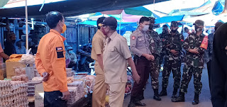 Personel Polsek Alla Polres Enrekang , TNI dan Tim Gugus Covid-19 Tindaki Pedangan Di Luar Enrekang