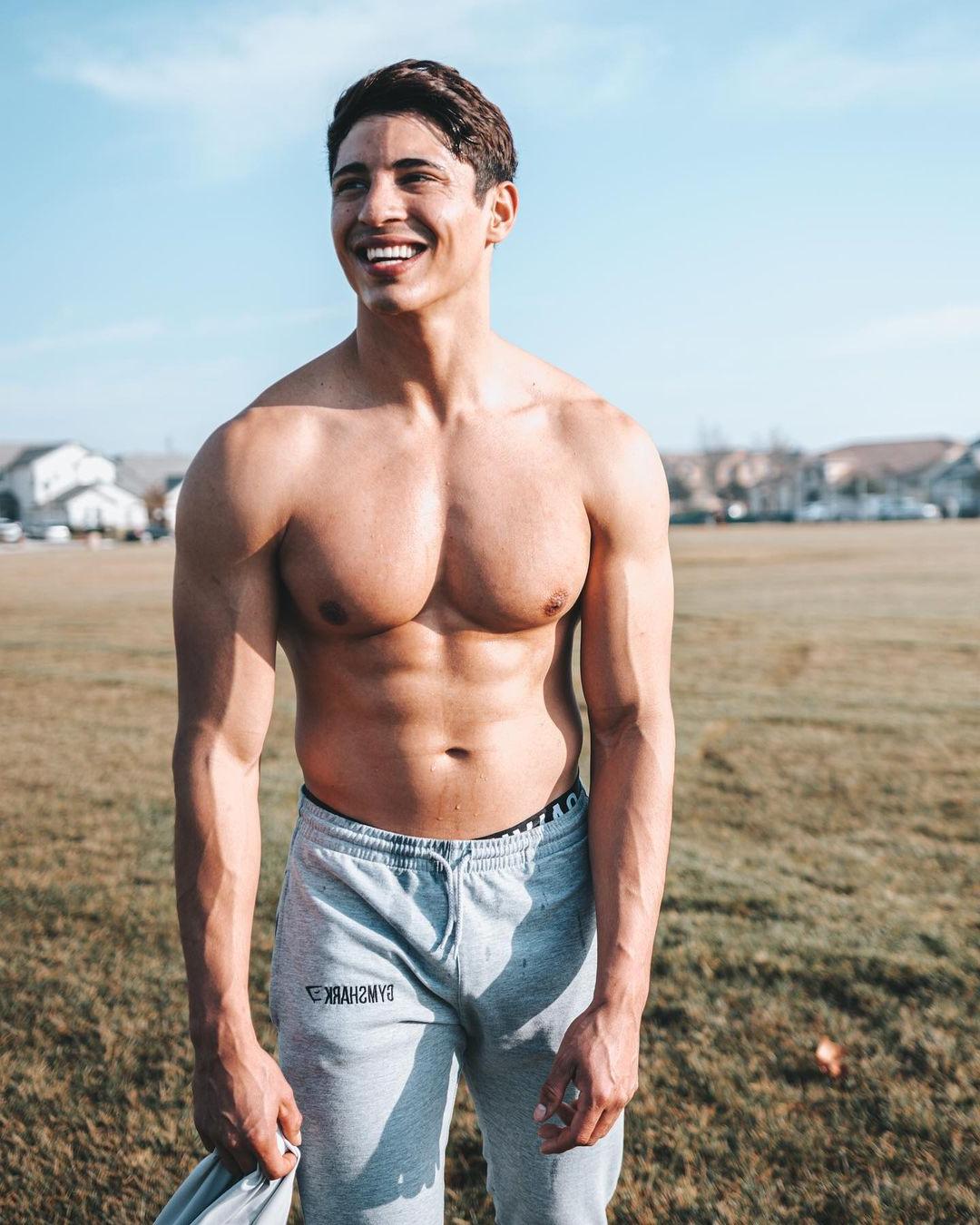 sexy-beefy-guys-smiling-isaac-ramirez-shirtless-muscle-pecs-hunk