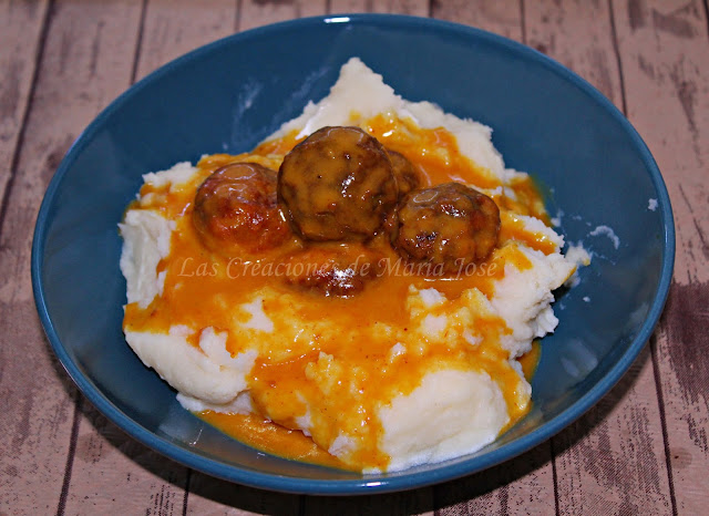 Pure De Patatas Con Albondigas En Salsa De Curry