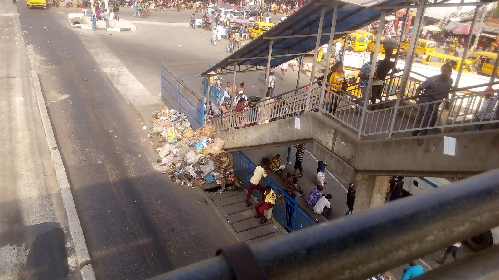 Ogba Express PHOTO NEWS Road users/traders lament refuse on Lagos roads