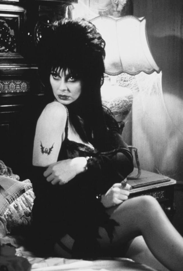 Elvira, Mistress of the Dark: Glamorous Vintage Photos of Cassandra Peterson in the 1980s - 9