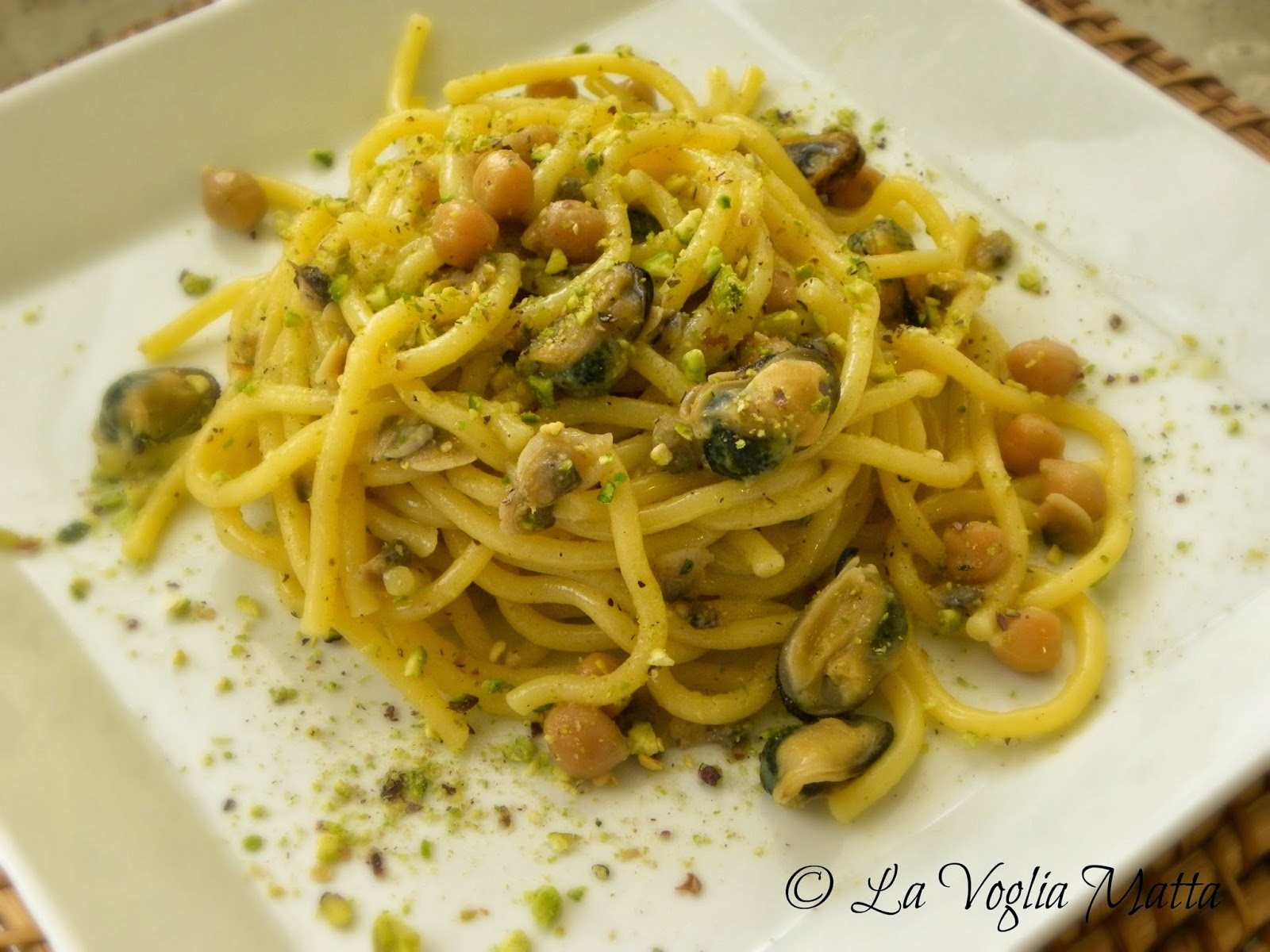 bigoli con cozze, vongole, ceci e profumo di pistacchio