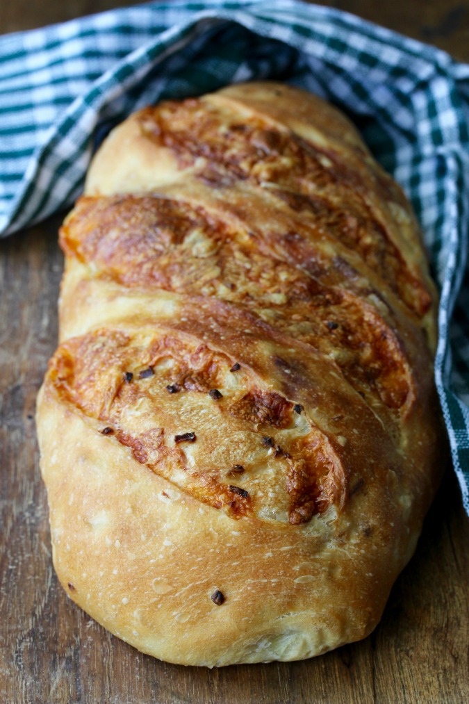 This Crusty Cheese and Onion Bread is completely addicting and totally flavorful. 