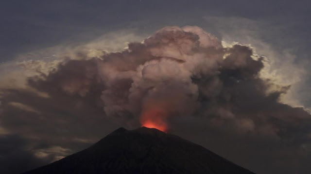 Breaking News!! Gunung Agung Bali Erupsi, Warga Diminta Menjauh