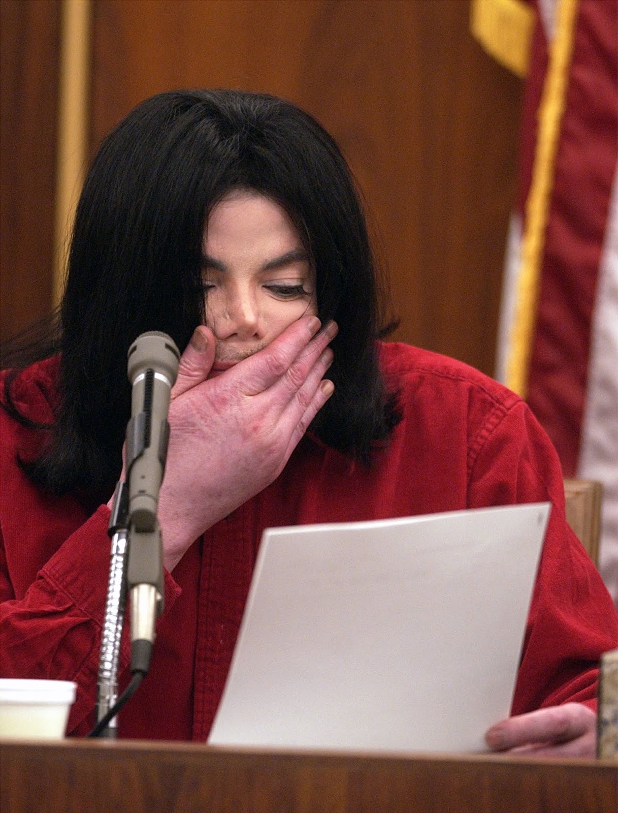 Джексона обвинили. Michael Jackson 2002 в суде. Джексон 2003 скандал.