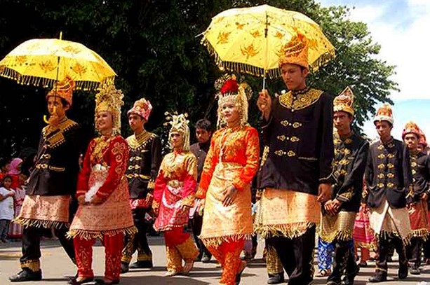 Atjeh Pusaka: Adat Istiadat dan Budaya Masyarakat Aceh