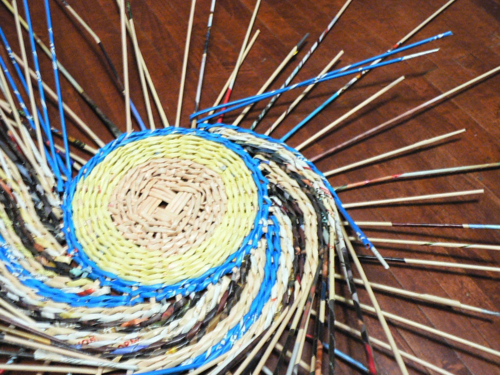 техника трубочка. плетеный лист из бумажной лозы. оплетение бутылки бумажными трубочками. газетные трубочки. мк загибка коса плетение.