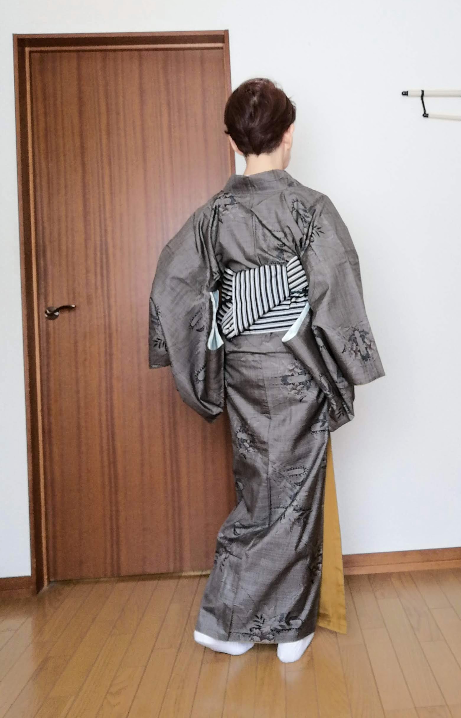 大島紬のモノトーンな組み合わせ|50代60代の普段着物～母の着物からハッピーライフ
