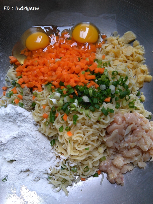 cara membuat nugget mie stick semua bahan di campur dan di aduk menjadi satu