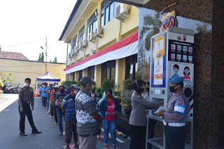 Jumat Berkah, Polresta Cirebon Kembali Salurkan Bantua Kepada Warga Melalui ATM Beras Jumat Berkah, Polresta Cirebon Kembali Salurkan Bantua Kepada Warga Melalui ATM Beras