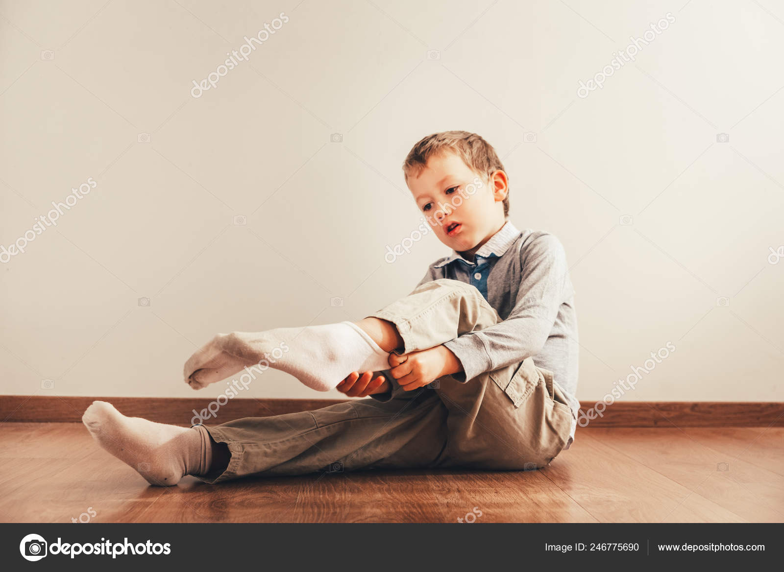 Мальчик в носочках. Мальчик сидит на полу. Ребенок сидит на полу. Мальчики сидят на полу фотосессия. Дети в носках сидят.