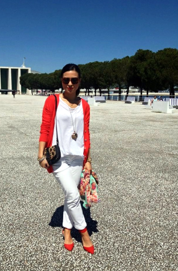 daniela pires, street style, fashion blogger, white jeans, red, look, outfit, zara shoes, animal print clutch