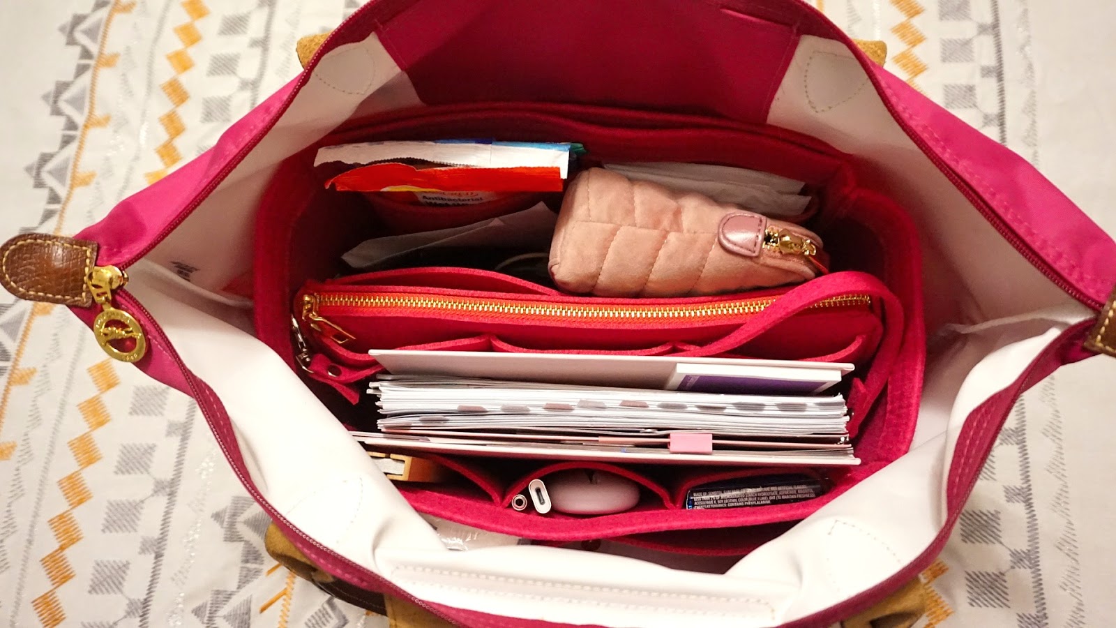 HOW I ORGANIZE MY BAG WITH A FELT BAG ORGANIZER! | Miss Estephanie - A ...