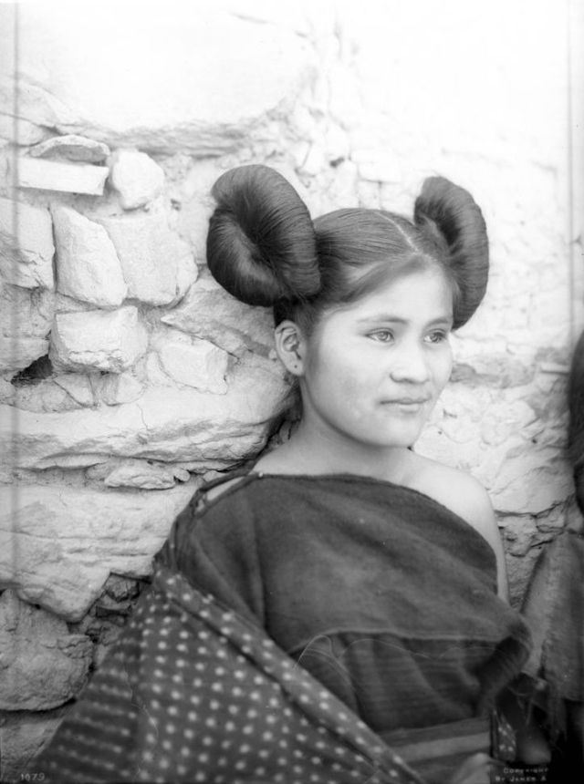 30 Vintage Photos of Young Hopi Maidens With Their Traditional
