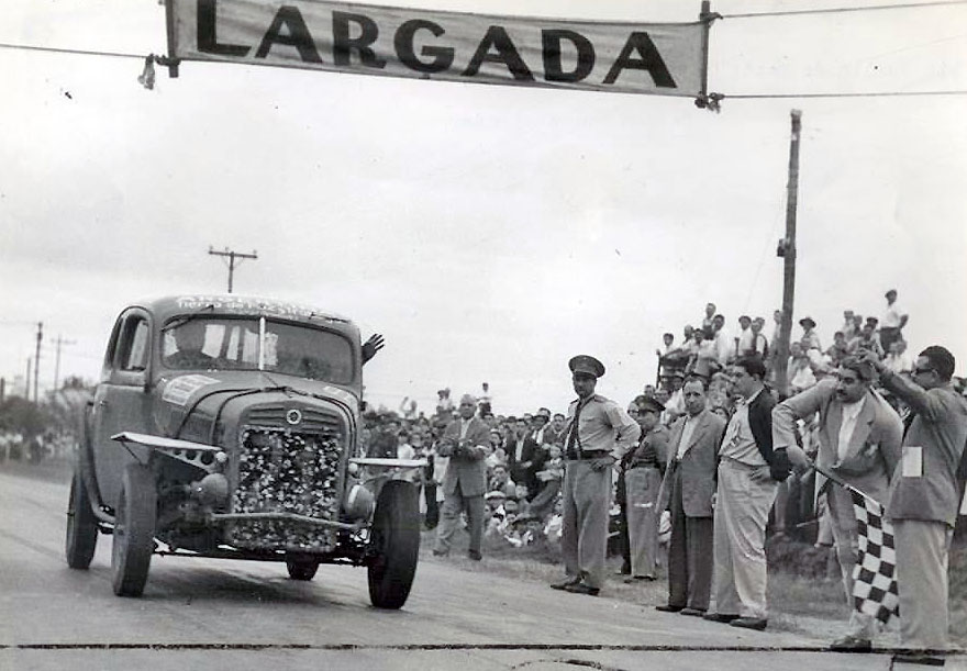 15 de marzo, 1953 / CARLOS LUSSO GANABA LA QUINTA VUELTA DE SANTA FE