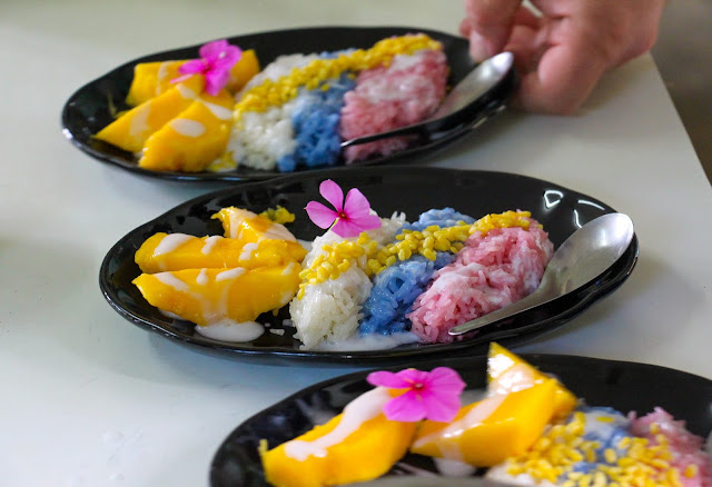 Making Mango with Sticky Rice