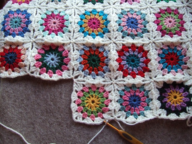 MES FAVORIS TRICOT-CROCHET: Modèle crochet gratuit : Le plaid Flowers