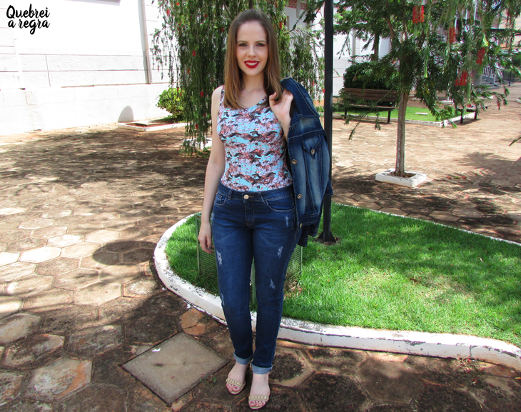 body estampado com calça jeans