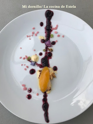 Delicia De Mango A La Vainilla Crujiente Con Coulis De Arándanos.
