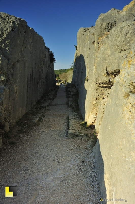 la montagne creusée pour l'aqueduc de barbegal arles photo Pascal Blachier