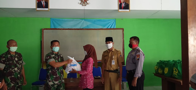 TMMD Tangen Bagikan 200 Paket Sembako untuk Warga Miskin TMMD Tangen Bagikan 200 Paket Sembako untuk Warga Miskin