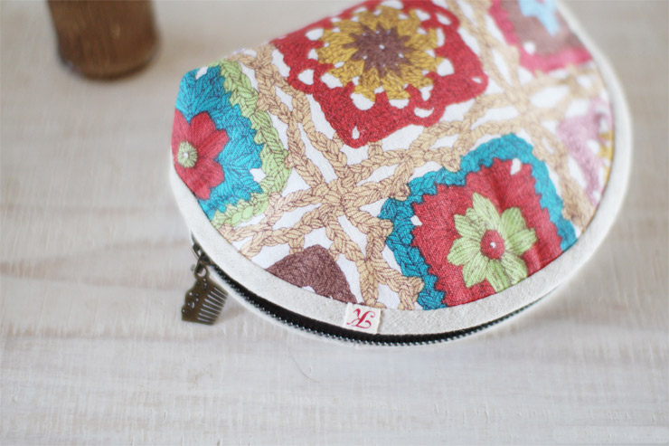 Cute half-round zipper pouch bag. DIY tutorial in pictures. 