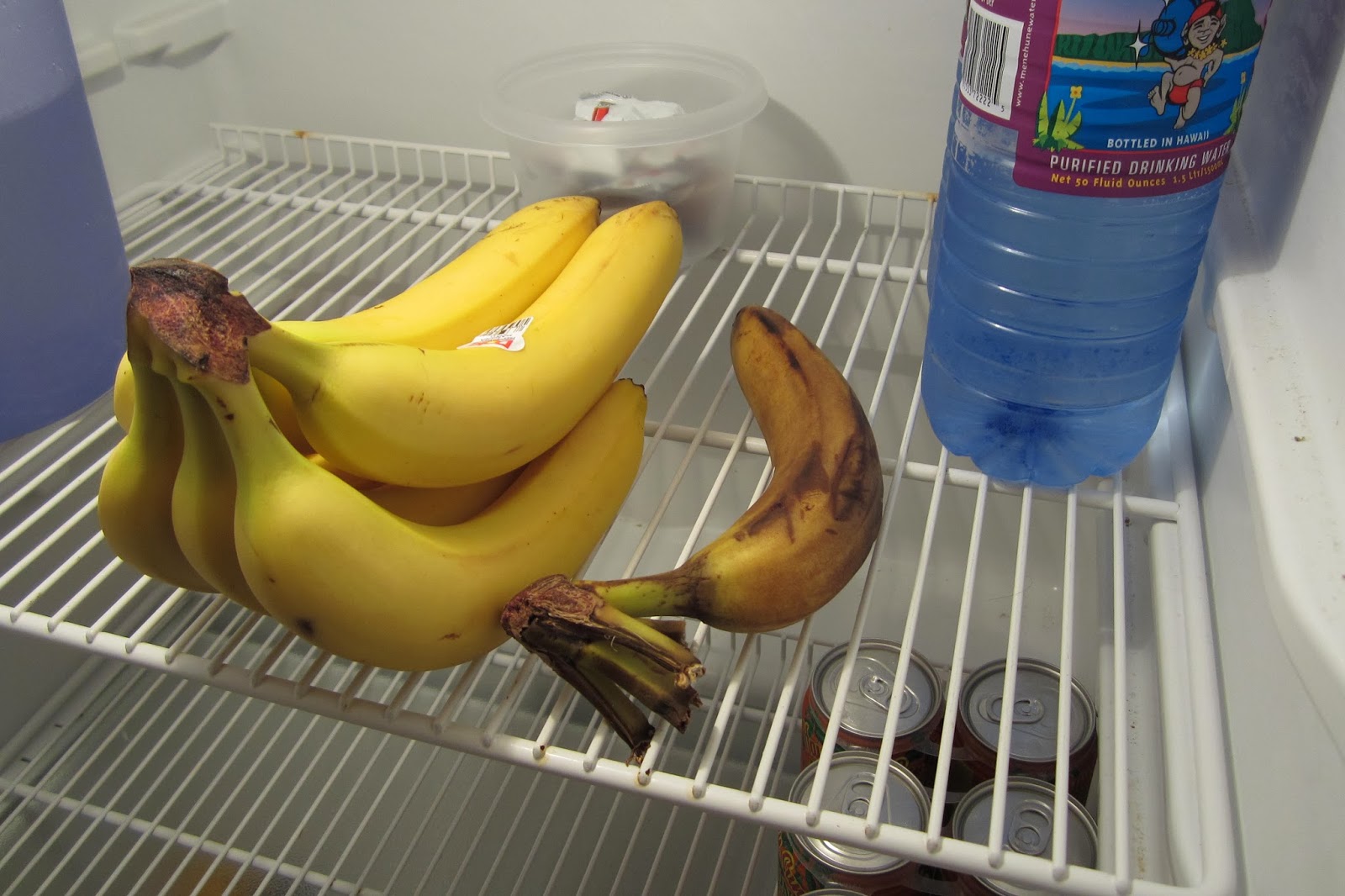 Как дольше сохранить бананы. Бананы в холодильнике. Почерневший банан. Настоящие бананы. Хранить бананы.