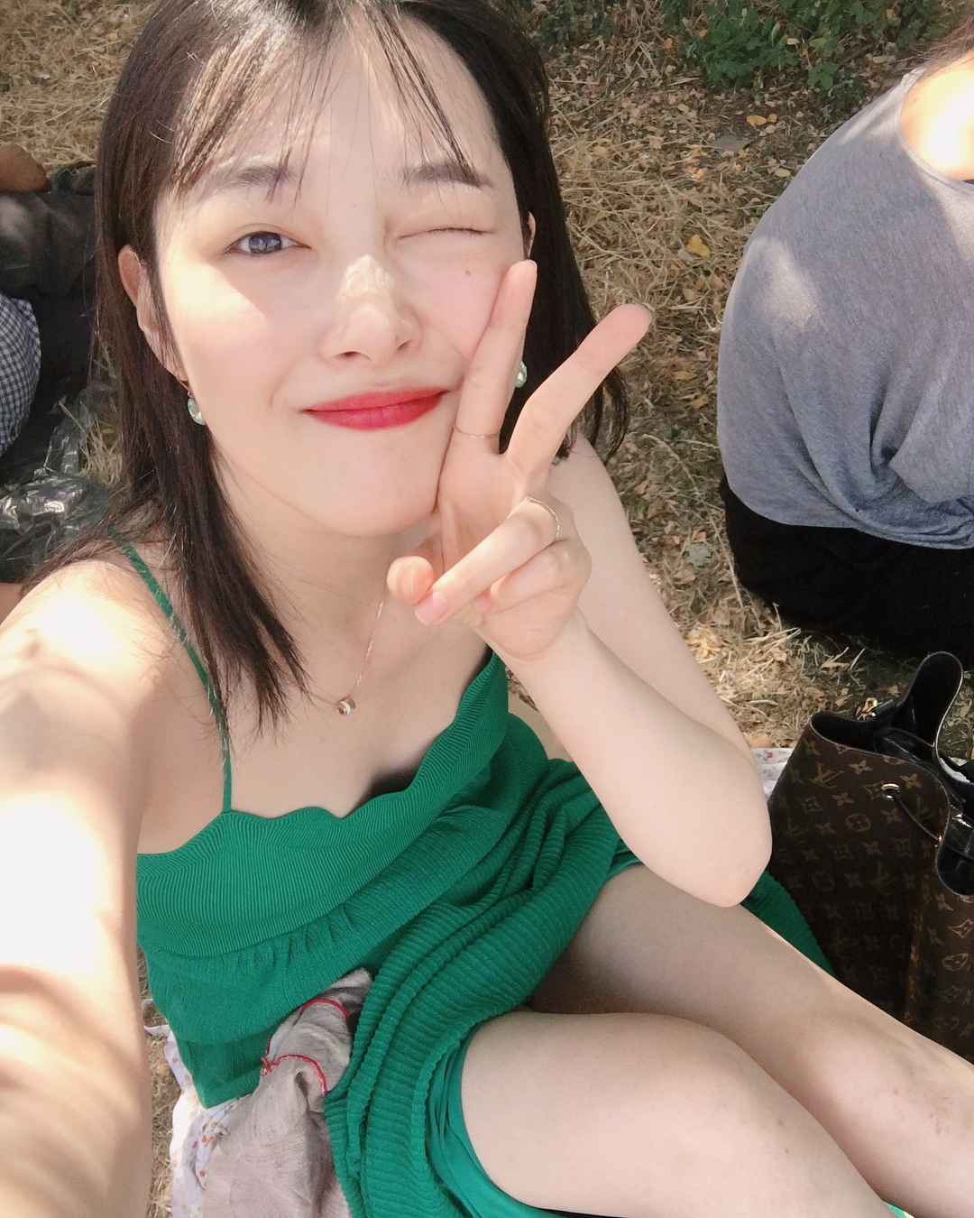 Sulli Is Criticized For Her New Set Of Selfies! | Daily K Pop News