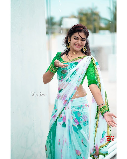 Tamil Actress Dharsha Gupta Sexy Photos in White Saree and Green Jacket Navel Queens