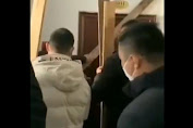 Pulang dari Wuhan, Pria Ini Dikunci dalam Rumah dengan Barikade Papan Kayu