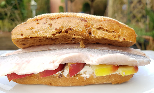 Rezept: Fischbrötchen für Kinder, Teil 2 - "Mats" mit Matjes. Fisch im Brötchen ist gesund und Lecker, besonders mit zartem Matjes und entsprechendem Dressing bzw. Soße. Rezept: Fischbrötchen für Kinder, Teil 2 - "Mats" mit Matjes. Fisch im Brötchen ist gesund und Lecker, besonders mit zartem Matjes und entsprechendem Dressing bzw. Soße.