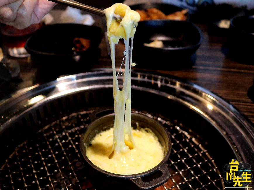 台南火烤兩吃吃到飽/帝王蟹+和牛吃飽吃滿/70多種海陸食材任你點/coldstone冰淇淋+鴨血豆腐+飲品無限享用/加價還有啤酒+調酒喝到飽/無煙炭烤不會全身油煙味