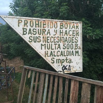 Samaipata. Bolivia. Mercado. Prohibido botar basura y hacer sus necesidades