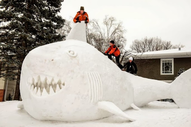 Hermanos construyen criaturas gigantes de nieve en su patio