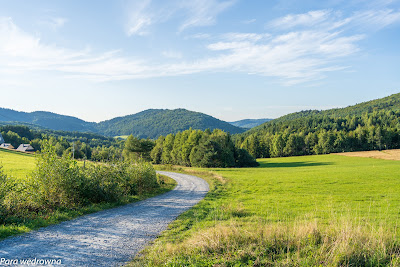 Przełęcz Hutniańska - widok na dolinę rzeczki Ropki