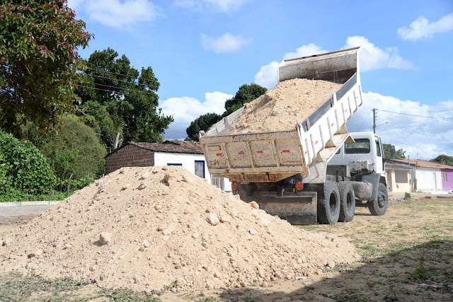 Prefeito de Jacobina visita comunidade do Tombador e anuncia construção de praça