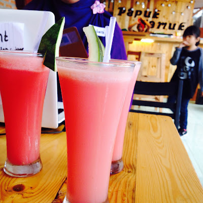 jus strawberry yang disajikan di papuk mamuk