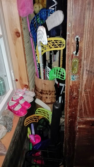 Vanha kirnu ja sateenvarjoteline ovat oivia mailojen ja muiden korkeiden harrastusvälineiden säilytykseen. mailat säilytysvinkki kirnu