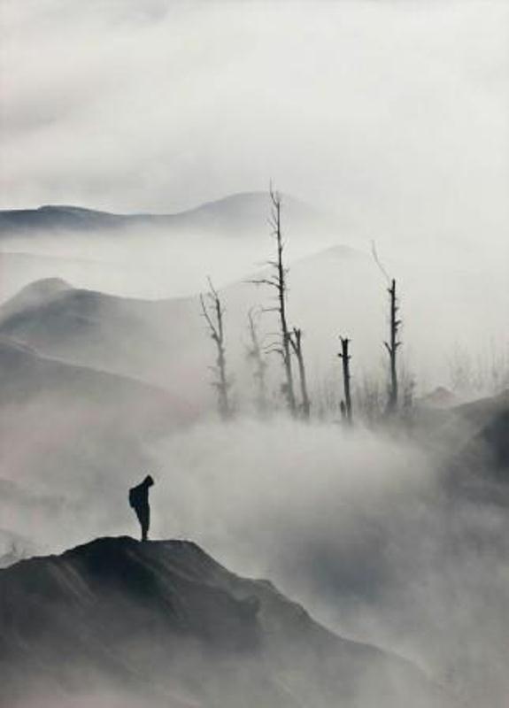 Музыка в голове туман на душе. Парень в тумане. Туман одиночество. Силуэт в тумане. Сюрреалистические пейзажи.