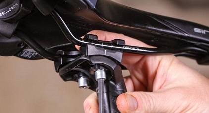 changing a bike saddle