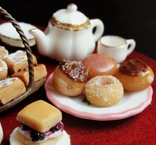 18-Doughnuts-and-Pastries-Small-Miniature-Food-Doll-Houses-Kim-Fairchildart-www-designstack-co