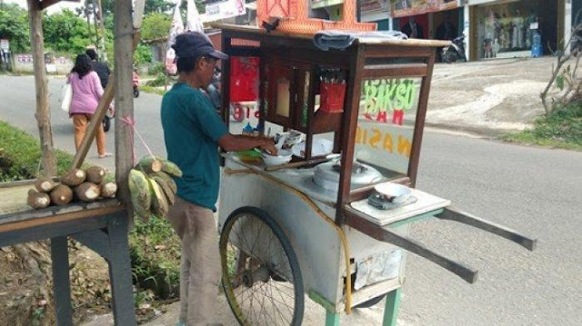 Innalillahi! Tukang Bakso Ditendang Pengendara Mobil sampai Terpental, Lihat Videonya!