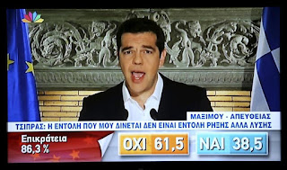 El primer ministro Alexis Tsípras comparece en la televisión griega para valorar los resultados del referéndum antiausteridad