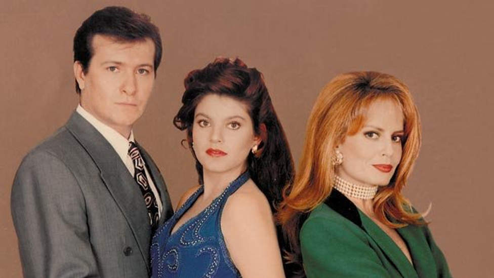 Cecilia Bolocco, Miss Universo 1987, como la villana Karina Lafontaine