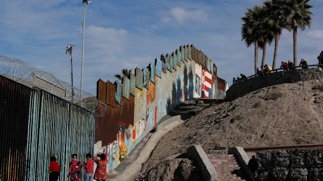 Turistas americanos pagan para ver como viven los migrantes en Playas de Tijuana